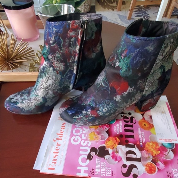 Stylish booties - Picture 1 of 5